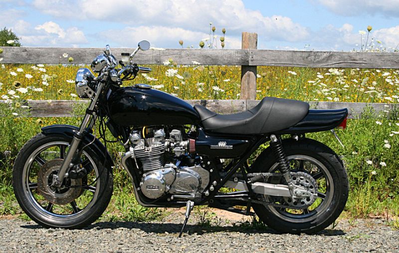 1975 z1 kawasaki in field